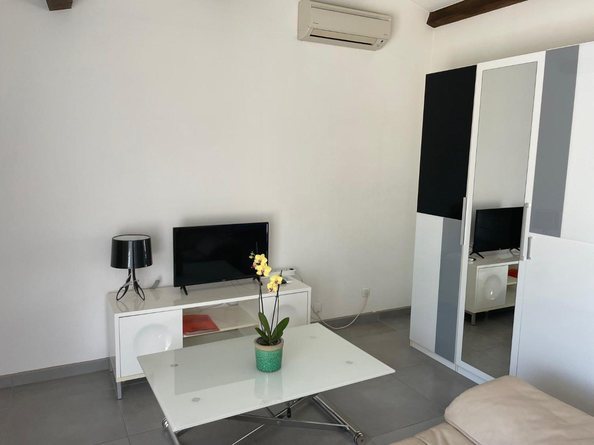 Studio Charmant Avec Terrasse Lancon Provence Bagian luar foto
